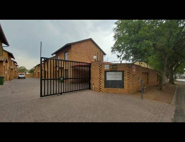 3 BEDROOM TOWNHOUSE FOR SALE IN NEW REDRUTH